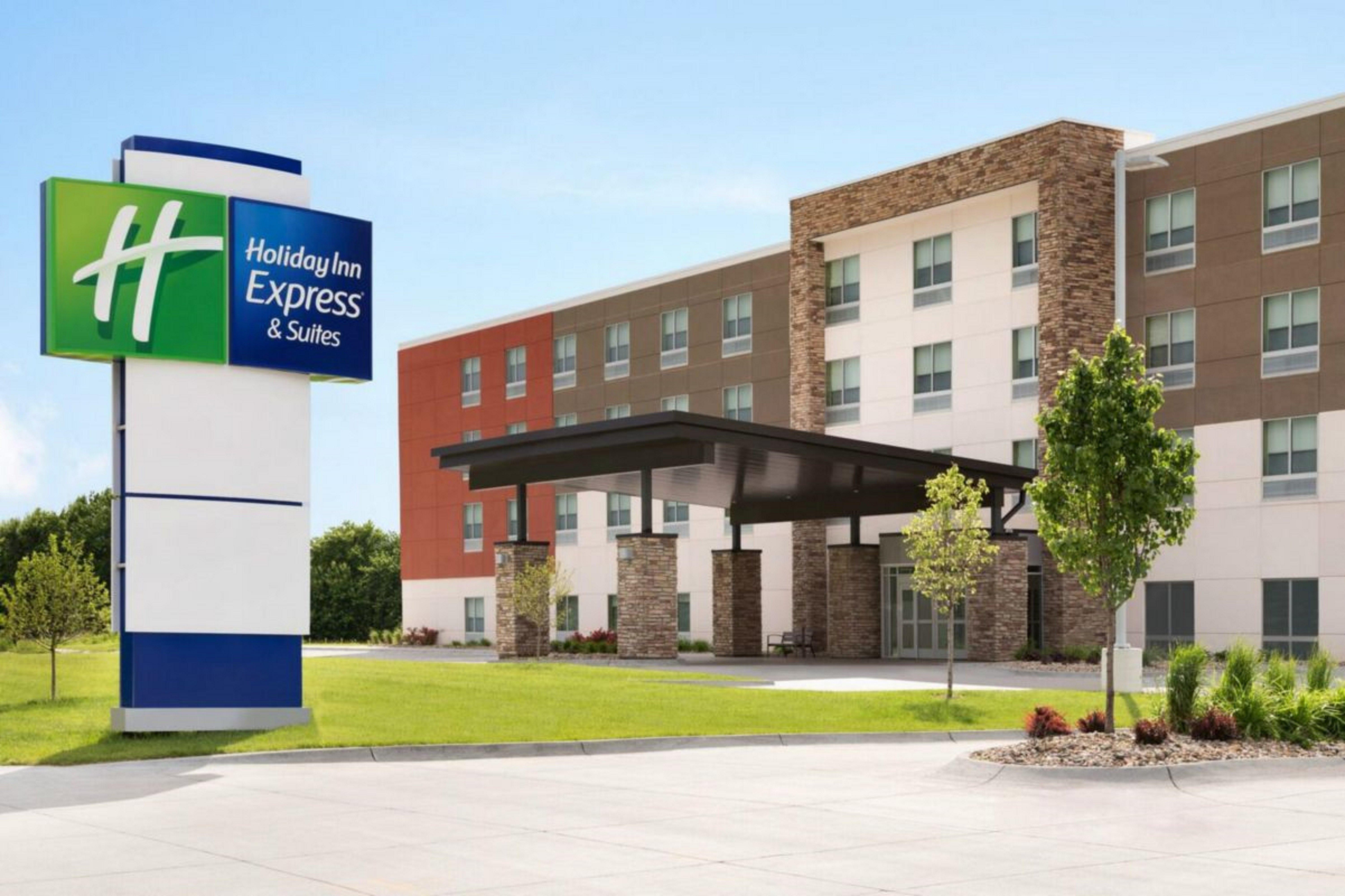 Holiday Inn Express & Suites Ft Myers Beach-Sanibel Gateway By Ihg Fort Myers Beach Exterior photo