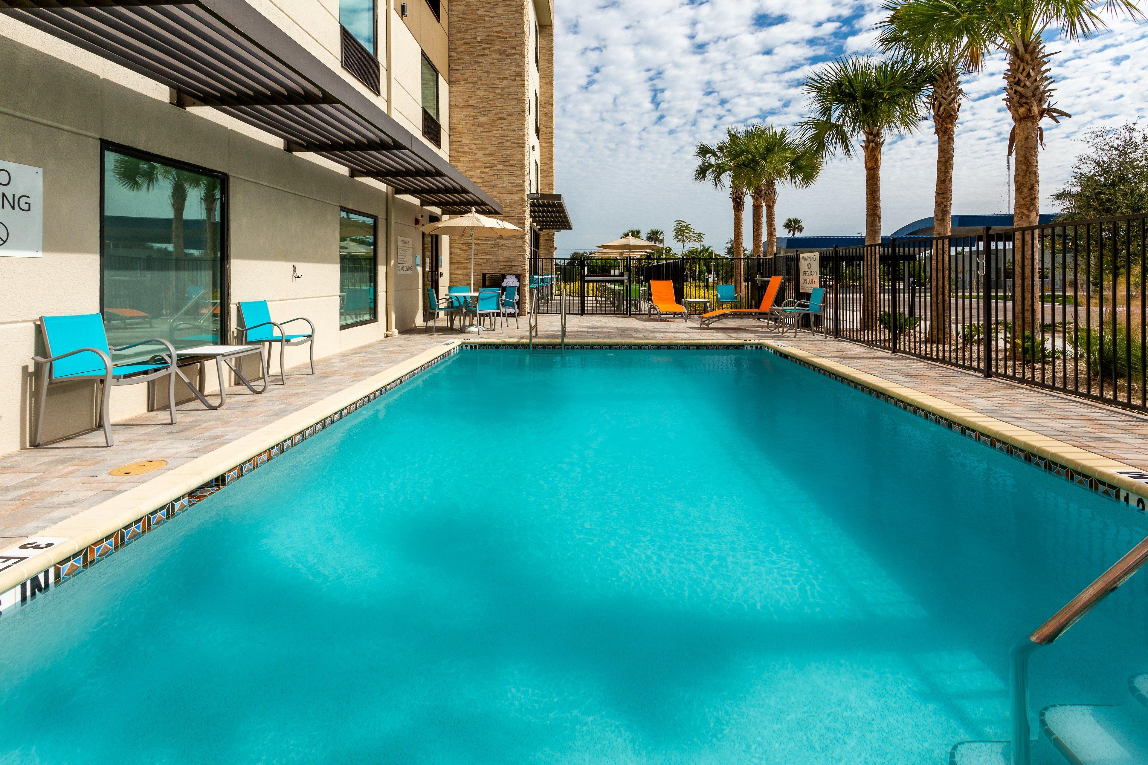 Holiday Inn Express & Suites Ft Myers Beach-Sanibel Gateway By Ihg Fort Myers Beach Exterior photo
