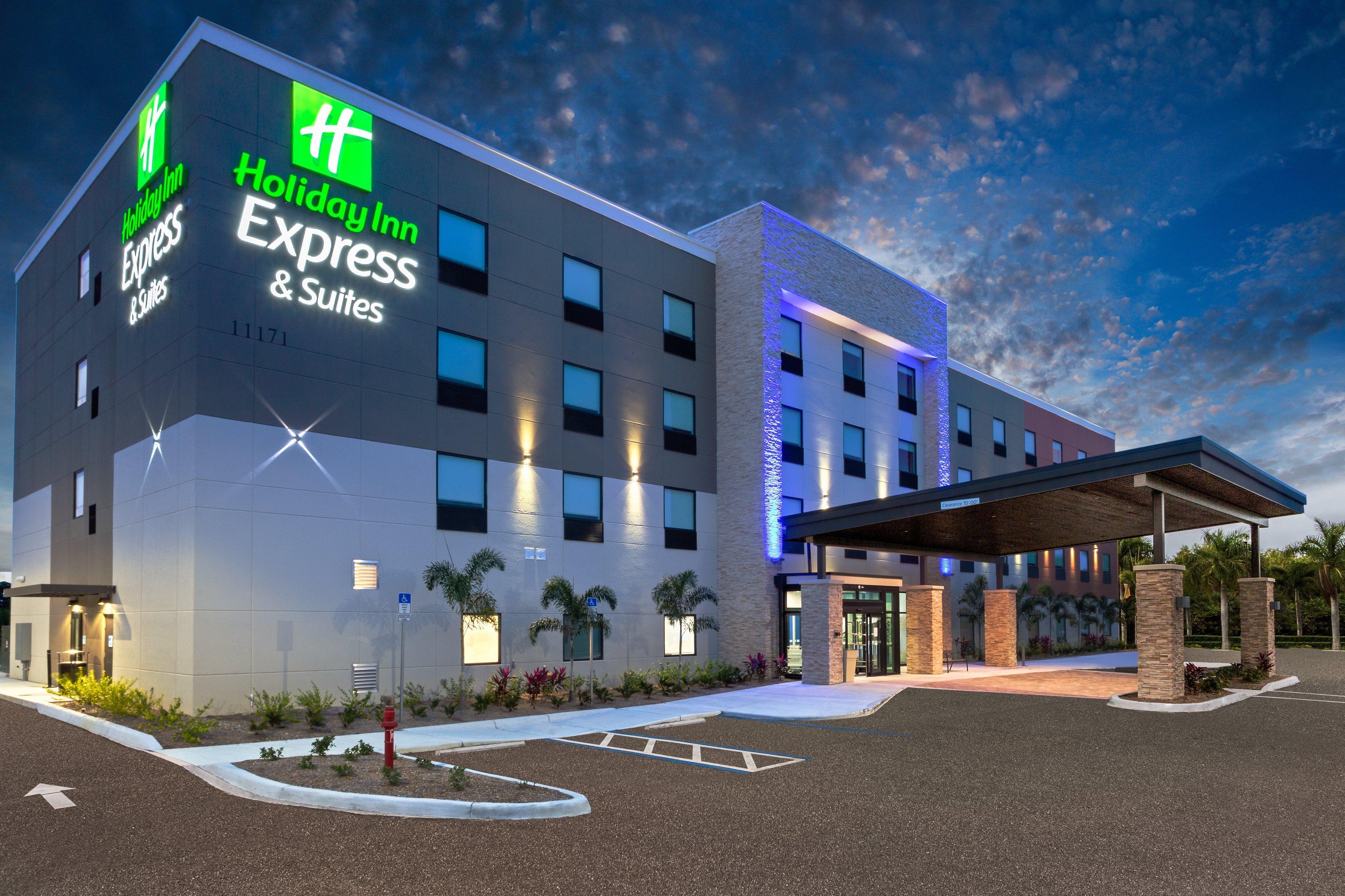 Holiday Inn Express & Suites Ft Myers Beach-Sanibel Gateway By Ihg Fort Myers Beach Exterior photo