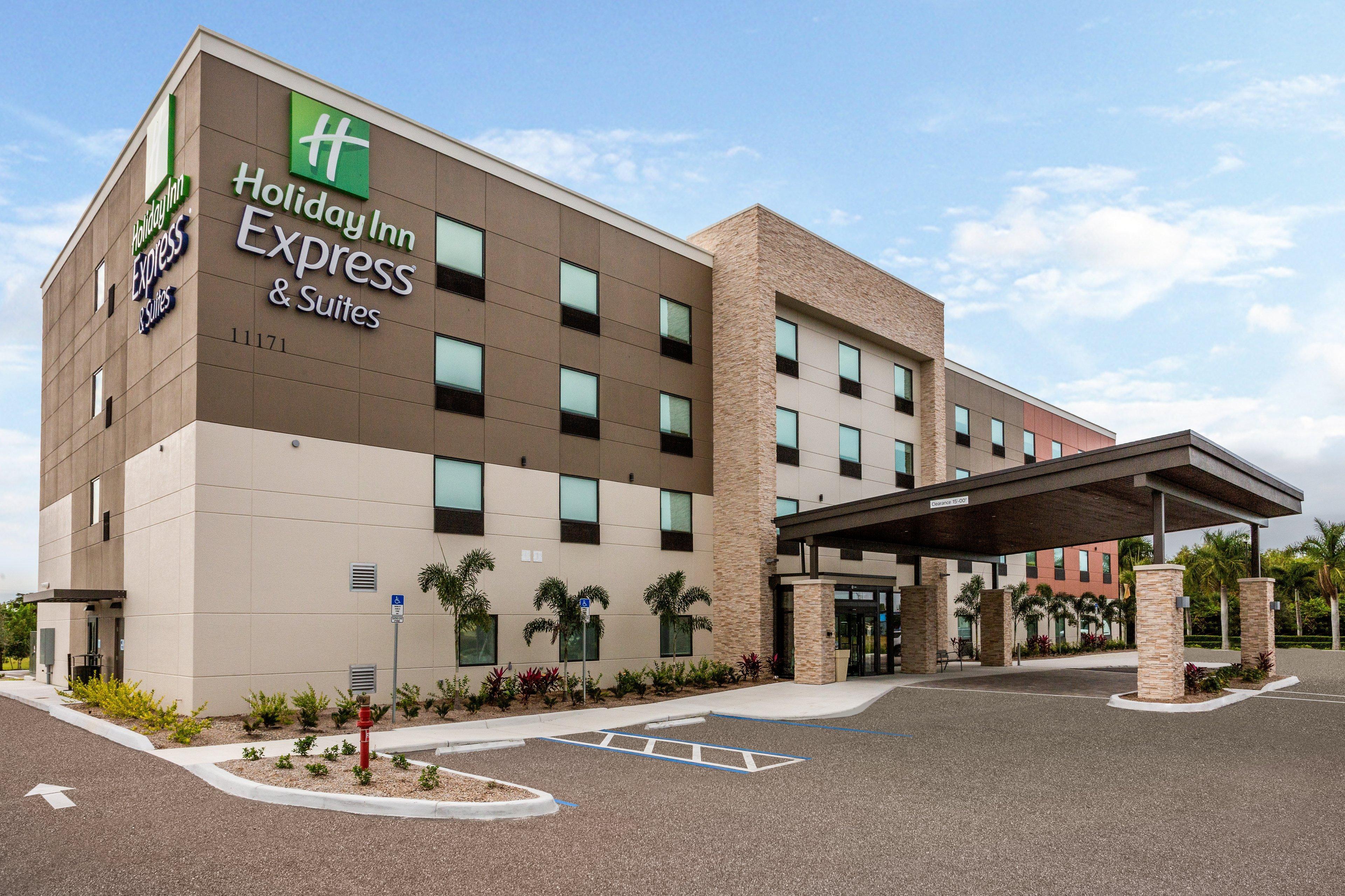 Holiday Inn Express & Suites Ft Myers Beach-Sanibel Gateway By Ihg Fort Myers Beach Exterior photo